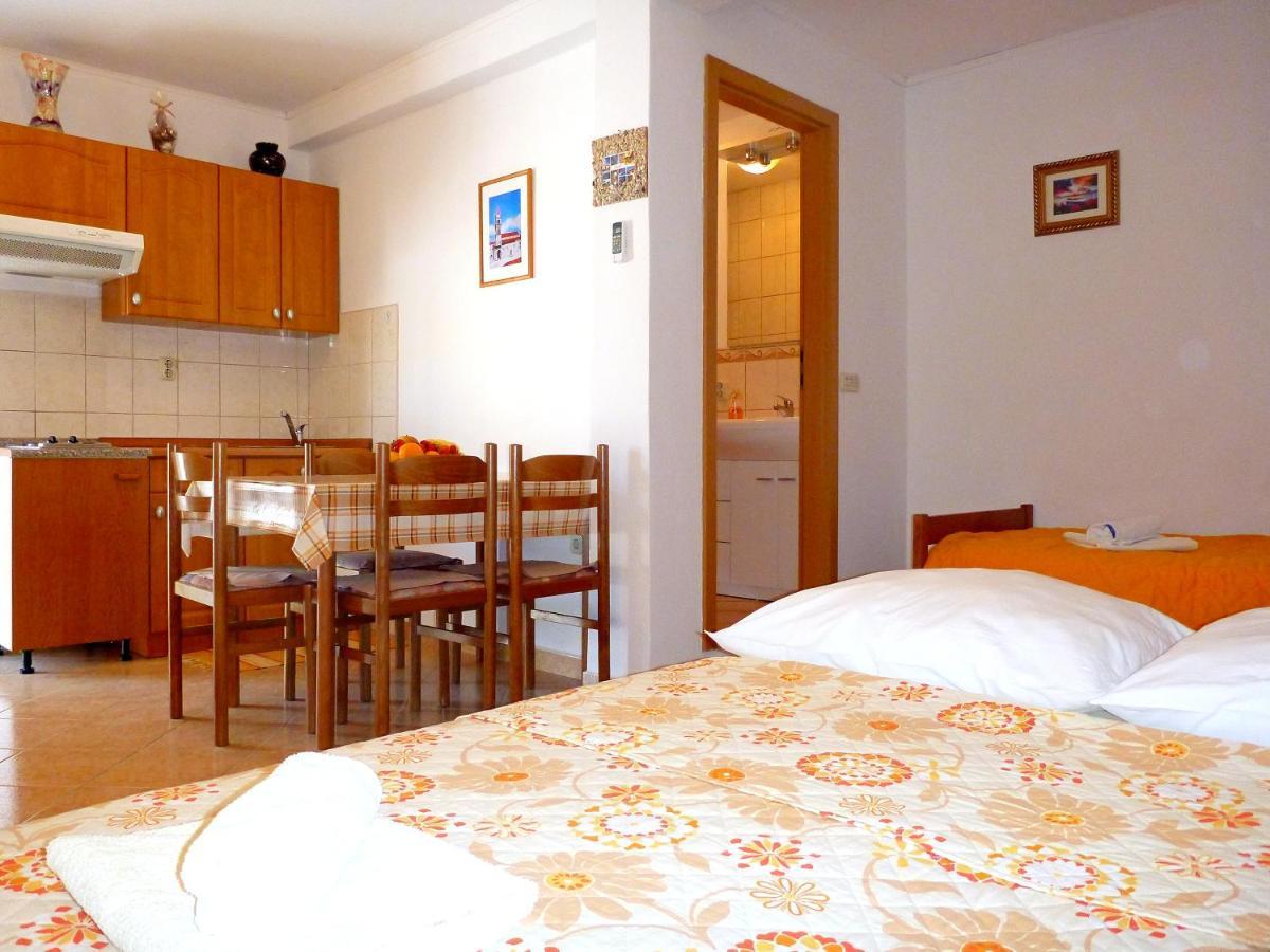 Apartmani Jole โตรกีร์ ภายนอก รูปภาพ